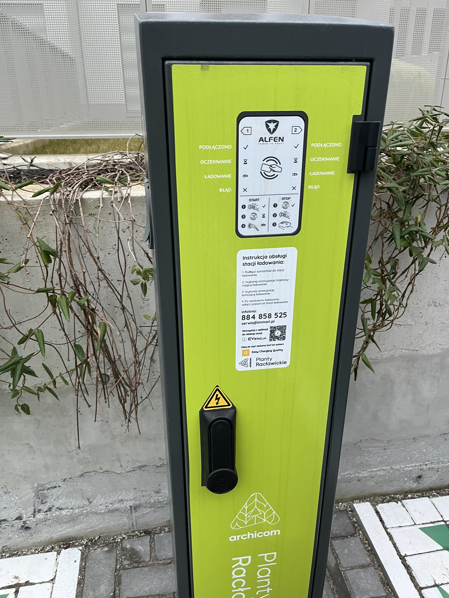 Zdjęcie ładowarek pojazdów elektrycznych z instrukcją która nie działa