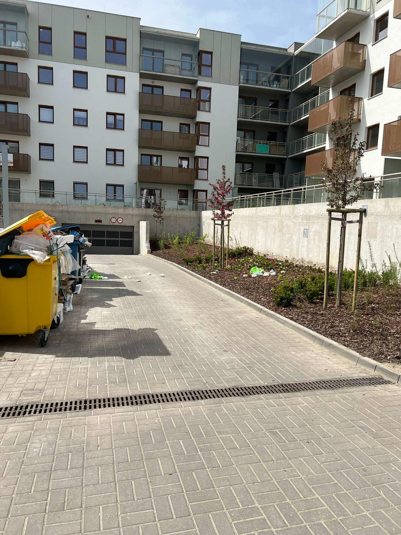 Zdjęcie śmietników pod balkonami